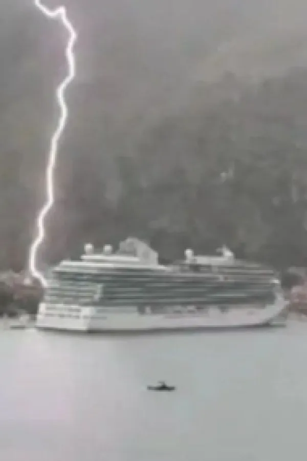 (FOTO) Tokom dana&scaron;njeg nevremena munje se prolamali Bokokotorskim zalivom