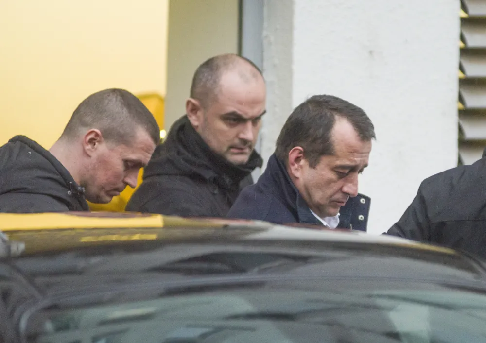 (VIDEO) Čađenovića izveli da mu sude pred vijećem u kojem fali sudija: "Njegov prioritet&nbsp; sudnica u kojoj će da brani &nbsp;čast"