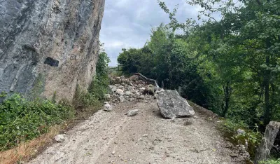 Стијене затрпале пут