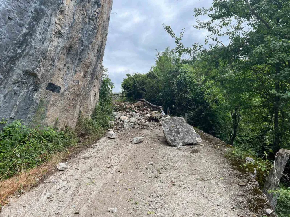 Стијене затрпале пут