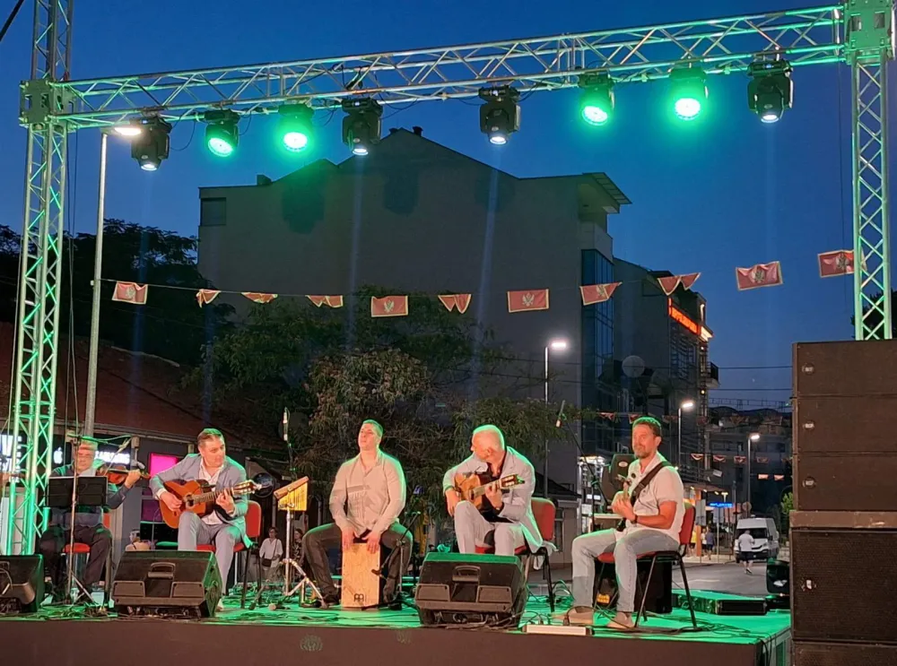 (FOTO) Duo gitara u centru: Povrtak Korzu počinje poznatim tonovima