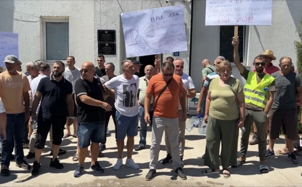 (VIDEO) Plava voda, kap koјa јe prelila ča&scaron;u stanovnicima Kuća Rakića
