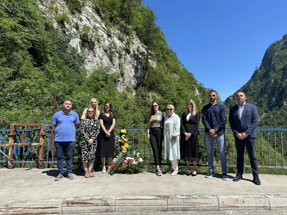 Odavanje počasti porodici Klapuh