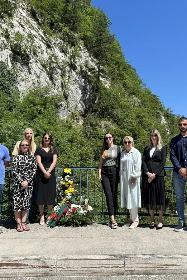 Odavanje počasti porodici Klapuh