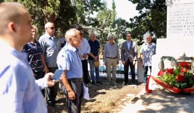 Položeno cvijeće na spomenik na Belvederu