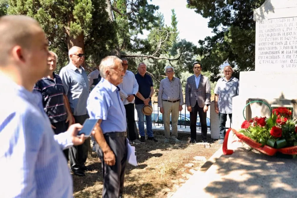 Položeno cvijeće na spomenik na Belvederu
