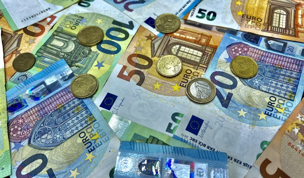Euro oslabio nakon rezultata izbora u Francuskoj