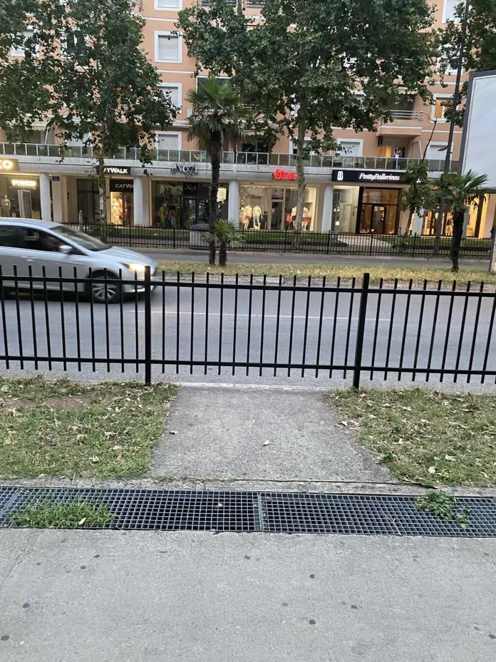 Stanari centralnog diјela &bdquo;Profesorske&ldquo; zgrade traže da se prilazi ulazima oslobode od ograde