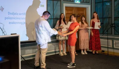 Sertifikati učenicima Gimnazije Kotor koji su uspje&scaron;no zavr&scaron;ili Kurs znakovnog jezika