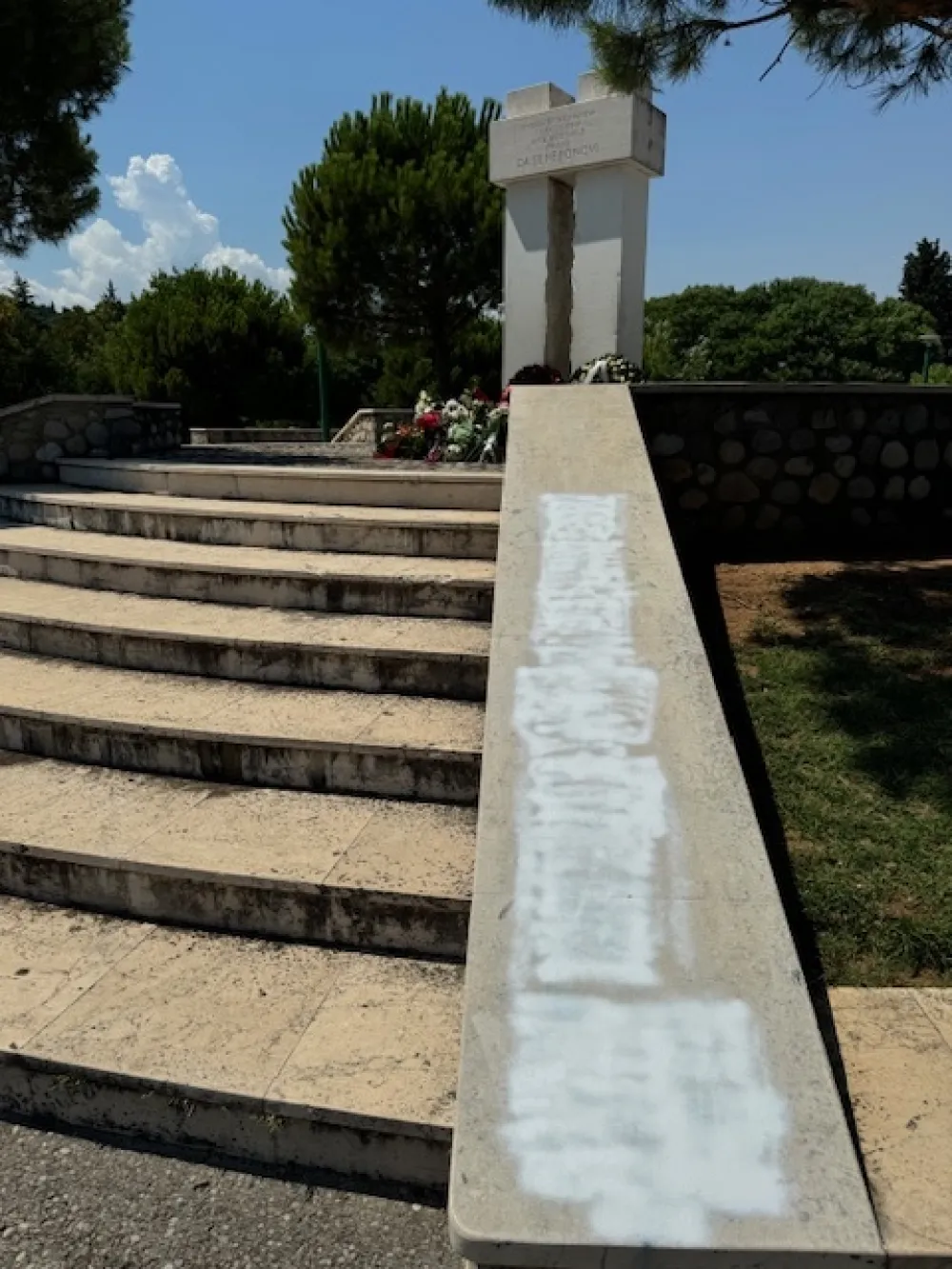 Uklonjen grafit sa spomenika na Pobrežju