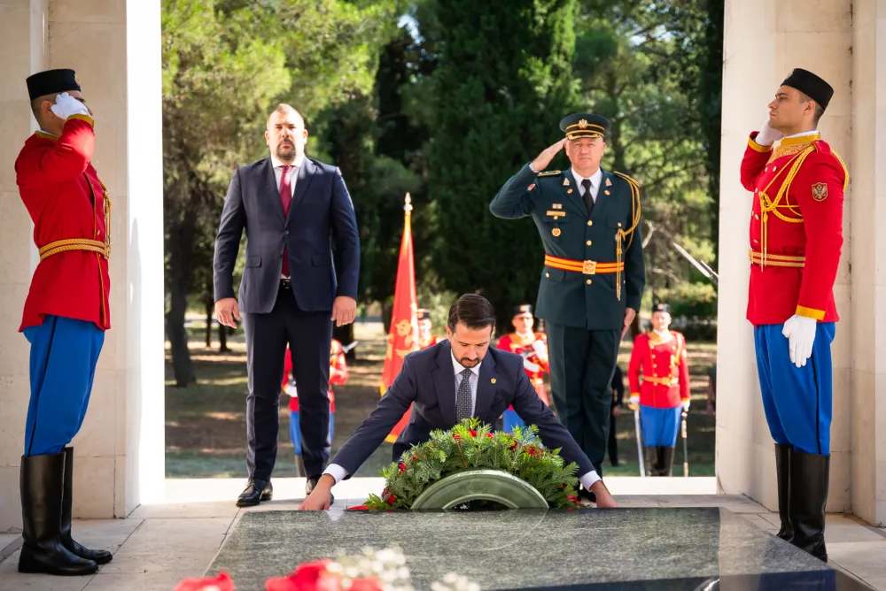 Jakov Milatović položio vijenac na spomenik Partizanu borcu