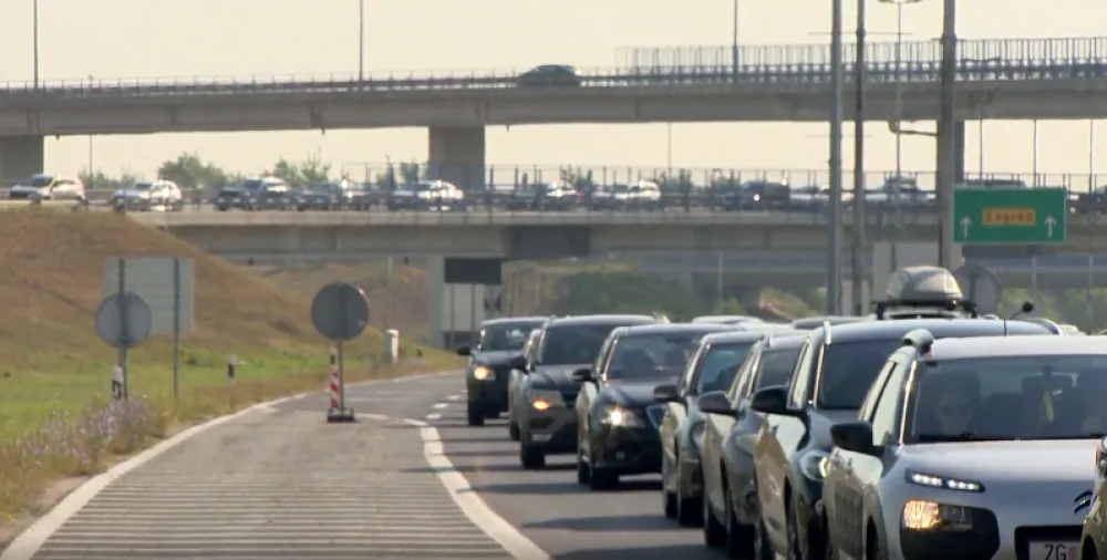U Hrvatskoj nezapamćene gužve: Kolone vozila dugačke i po deset kilometara