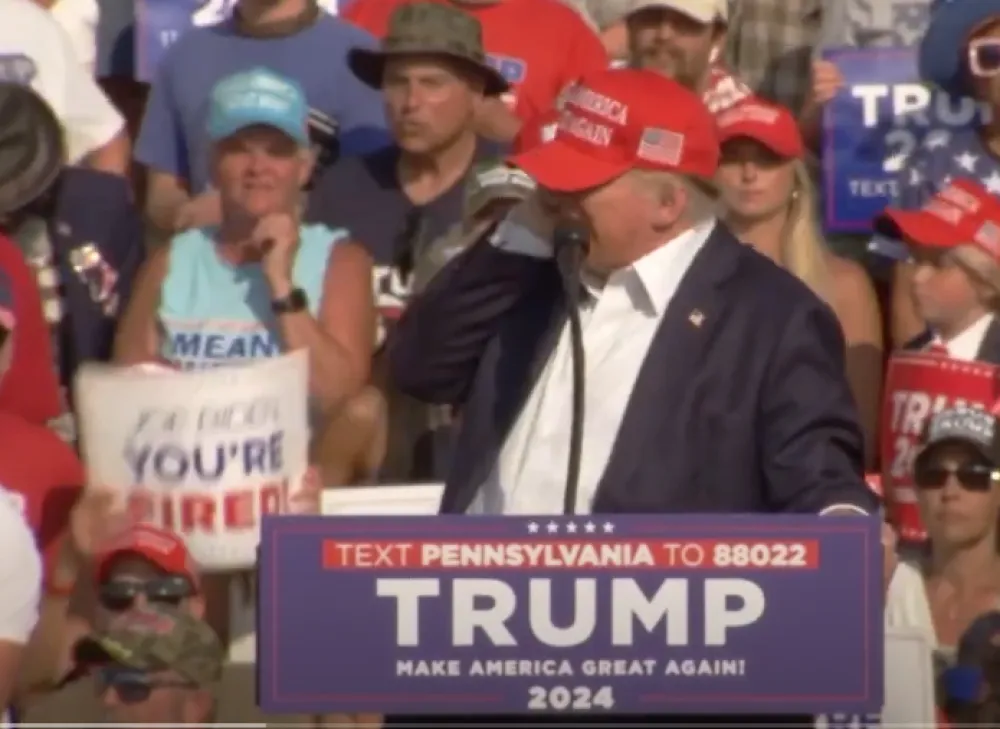 (VIDEO) Poku&scaron;an atentat na Trampa: Ranjen u uvo, napadač i učesnik mitinga ubijeni