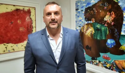 Милутин Обрадовић у Црногорској кинотеци крај својих радова