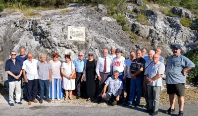 Kod spomenika u Koscelama