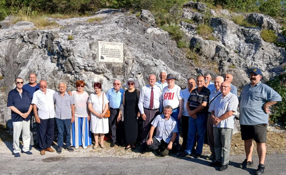 Kod spomenika u Koscelama