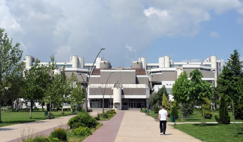 Univerzitetu fale predavači