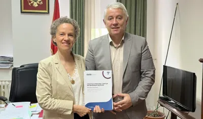 &Scaron;efica Misije OEBS-a u Crnoj Gori Dominique Waag predaje predsjedniku Vi&scaron;eg suda u Podgorici Zoranu Radoviću izvje&scaron;taj o praćenju suđenja za Zapadni Balkan "Od papira do prakse", jun 2024. godine