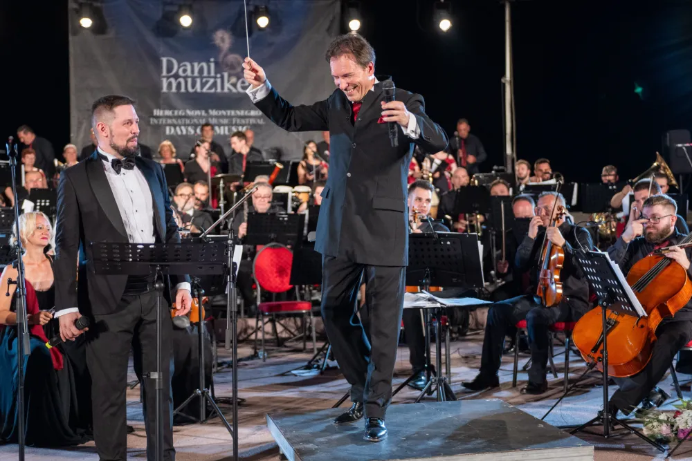 Festivalski orkestar i hor Virtuozi kojim rukovodi maestro Bojan Suđić