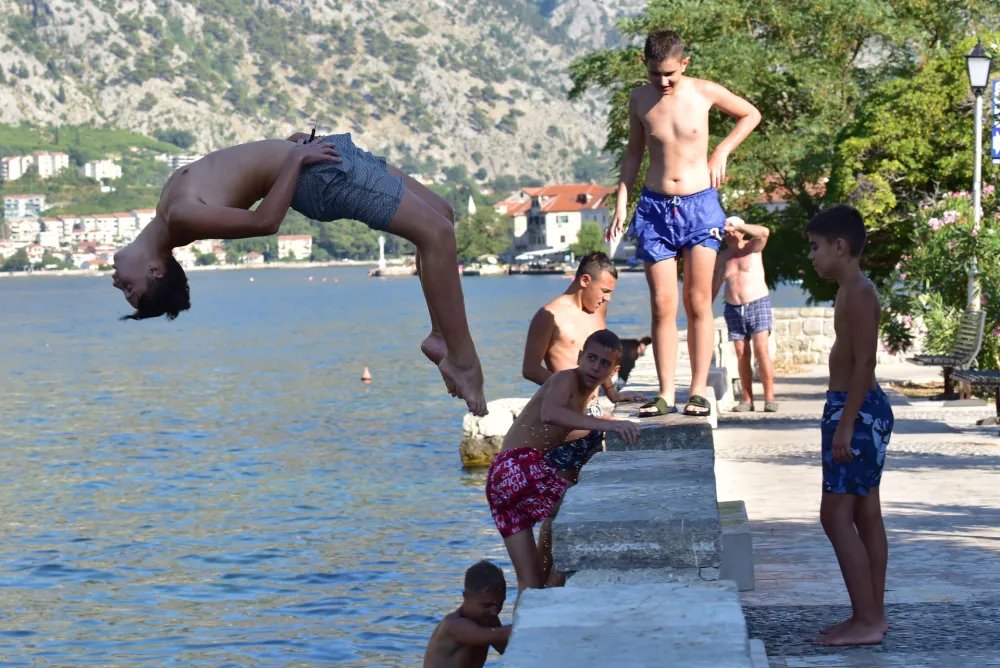 (VIDEO) Veoma toplo: Temperatura do 40 stepeni