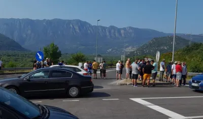 (FOTO) Mje&scaron;tani Crmnice ispred tunela: Saobraćaj kroz Sozinu blokiran na tri sata