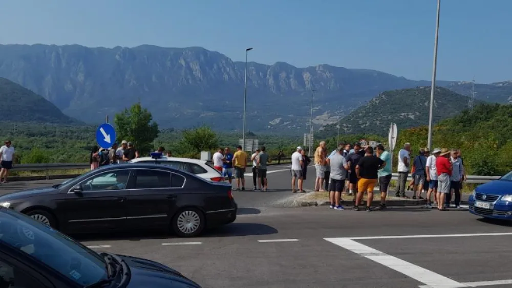 (FOTO) Mje&scaron;tani Crmnice ispred tunela: Saobraćaj kroz Sozinu blokiran na tri sata