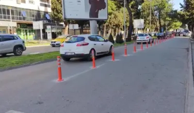 Стубићи монтирани на дијелу булевара 