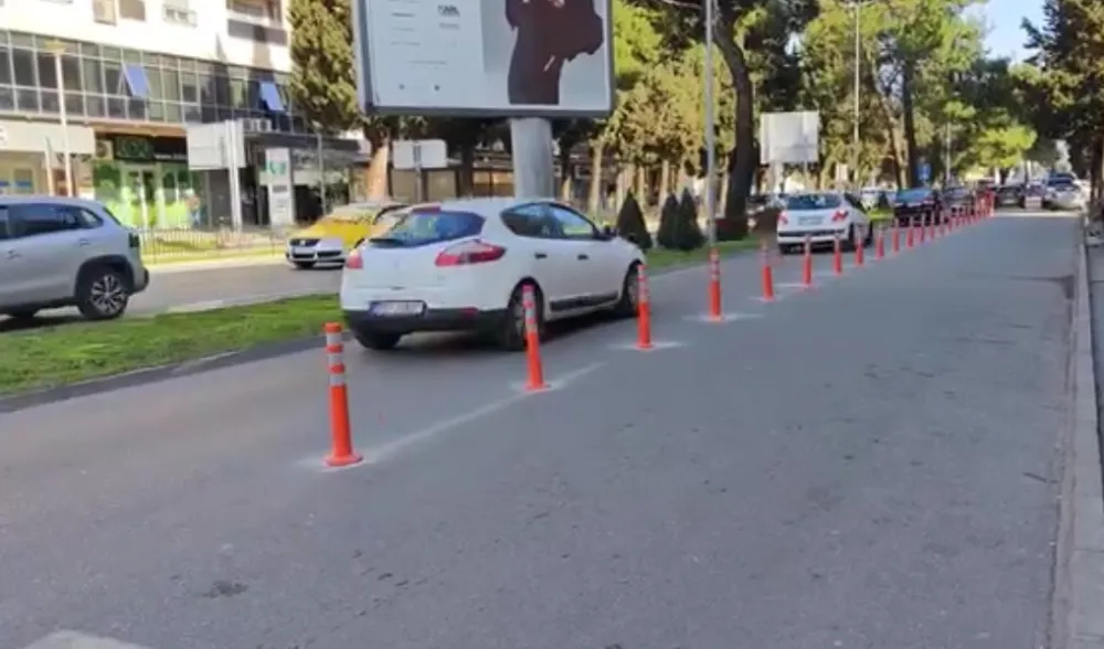 Стубићи монтирани на дијелу булевара 