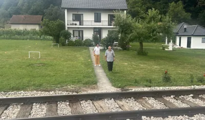 Osobe sa invaliditetom Branka i Mali&scaron;a Rahović pisali ministru: Putem ne mogu proći, preko pruge ne smiju