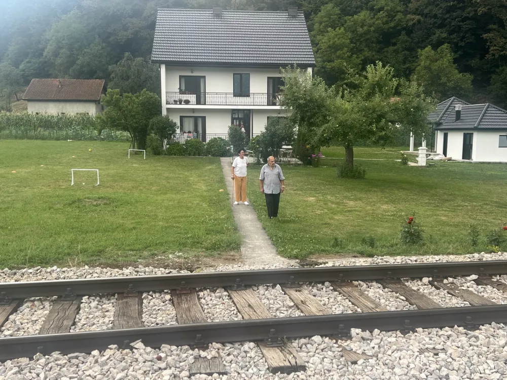 Osobe sa invaliditetom Branka i Mali&scaron;a Rahović pisali ministru: Putem ne mogu proći, preko pruge ne smiju