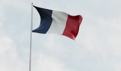 Kandidatkinja za premijerku Francuske je malo poznata Lisi Kaste (37) koja se bavi unapređenjem javne službe i borbom protiv penzionisanja sa 64 godine.