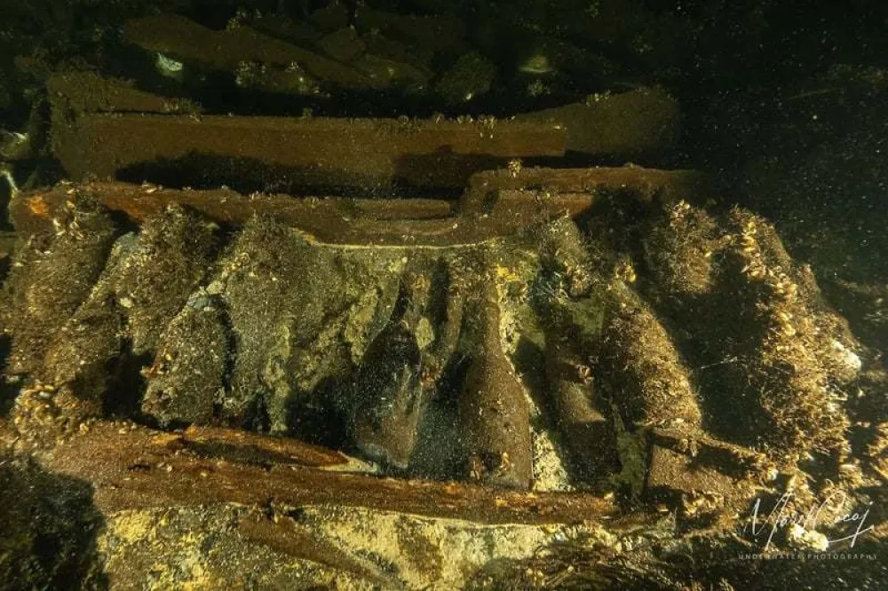 Boce &scaron;ampanjca jo&scaron; uvijek su uredno poređane na jedrenjaku