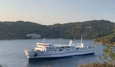 (VIDEO) Popravljen kvar: Trajekt "Oliver" nakon vi&scaron;e sati stigao na Korčulu, putnici pjevali Cesaricu