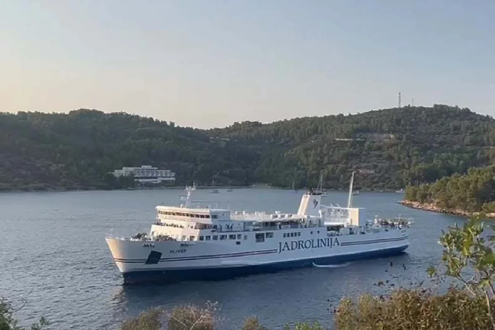 (VIDEO) Popravljen kvar: Trajekt "Oliver" nakon vi&scaron;e sati stigao na Korčulu, putnici pjevali Cesaricu