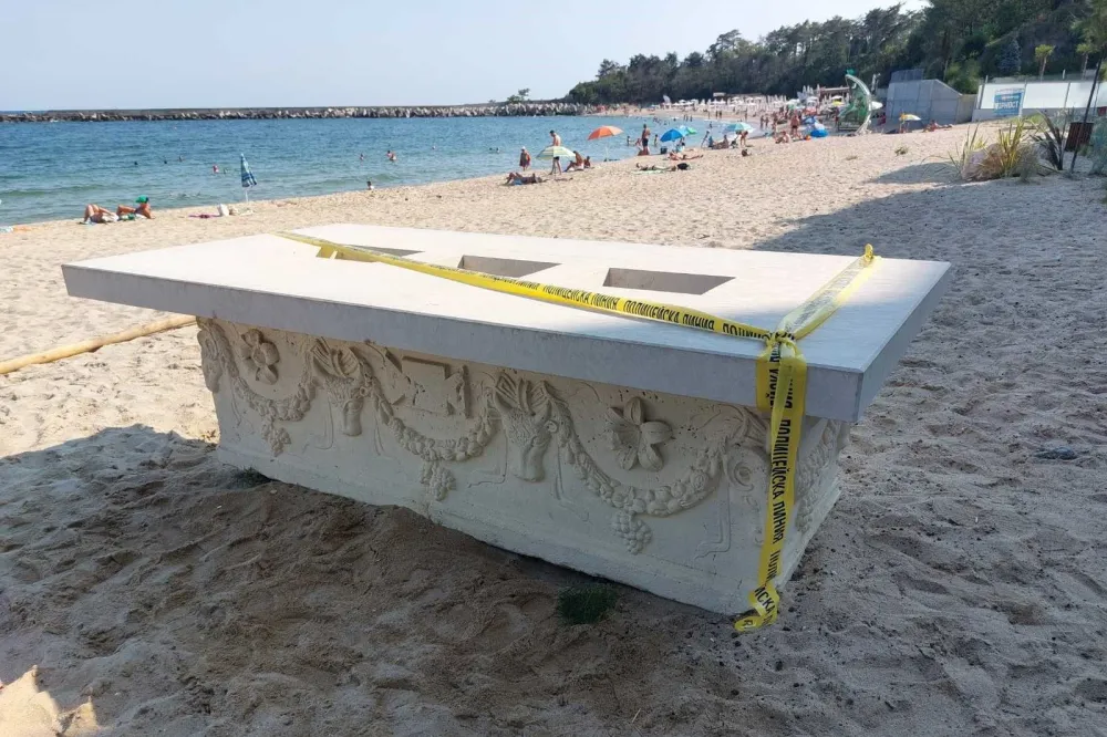 Na plaži u Bugarskoj slučajno pronađen rimski sarkofag
