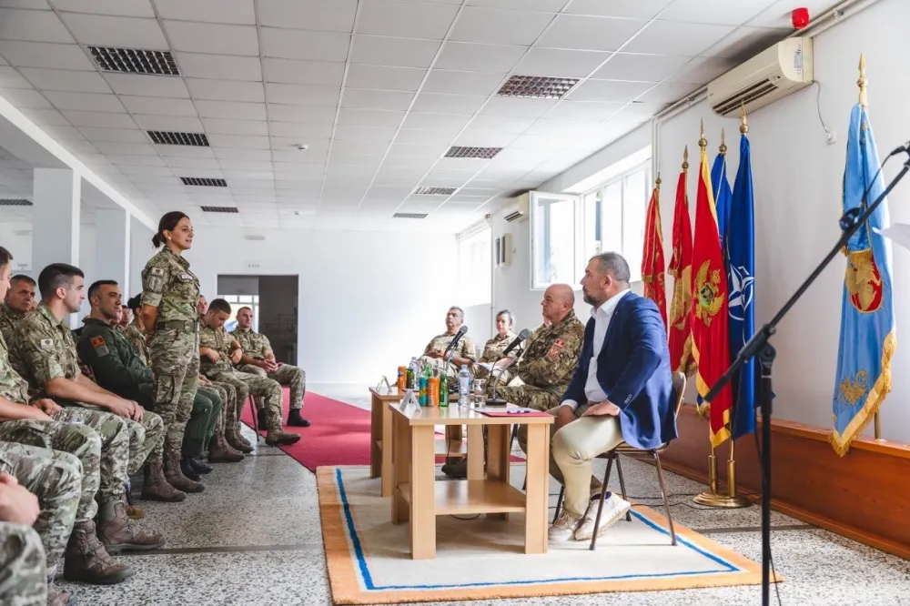 Krapović sa mladim oficirima VCG: Vi ste temelj postojanja i oslonac svih procesa i aktivnosti na&scaron;e Vojske