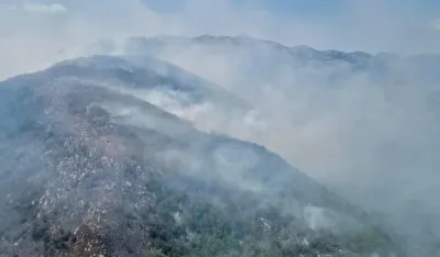 Cetinjski vatrogasci desantirali iz helikoptera na područje zahvaćeno vatrom;&nbsp;Požar će danima biti te&scaron;ko staviti kontrolu