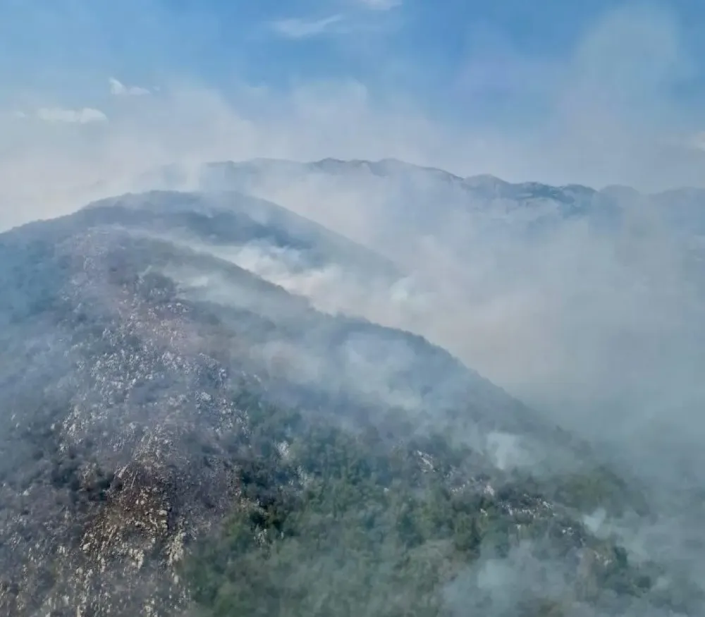 Cetinjski vatrogasci desantirali iz helikoptera na područje zahvaćeno vatrom;&nbsp;Požar će danima biti te&scaron;ko staviti kontrolu