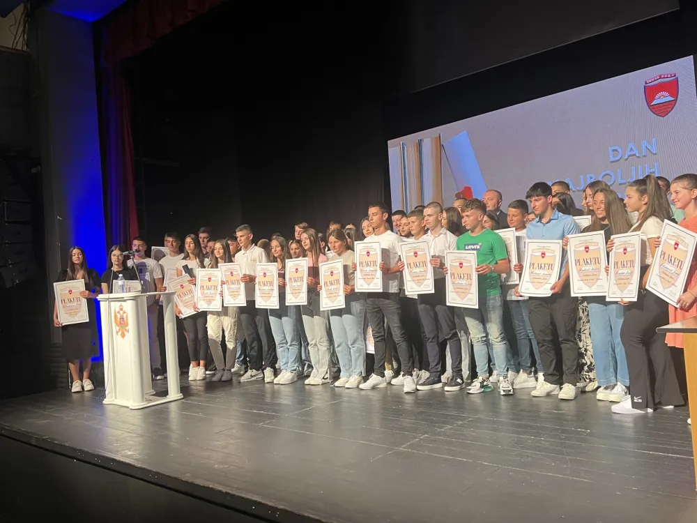 Uručena priznanja učenicima iz Bijelog Polja: Za nagrade naјboljim đacima izdvoјeno 25.000 eura