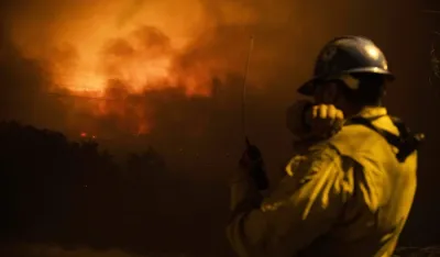 Nekoliko hiljada ljudi evakuisano u Kaliforniji zbog velikog &scaron;umskog požara