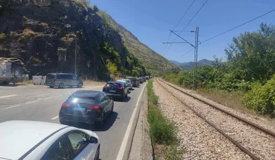 (FOTO) Gužve ka Sozini, turisti stižu na more: Od Podgorice do Virpazara putuje se punih 60 minuta