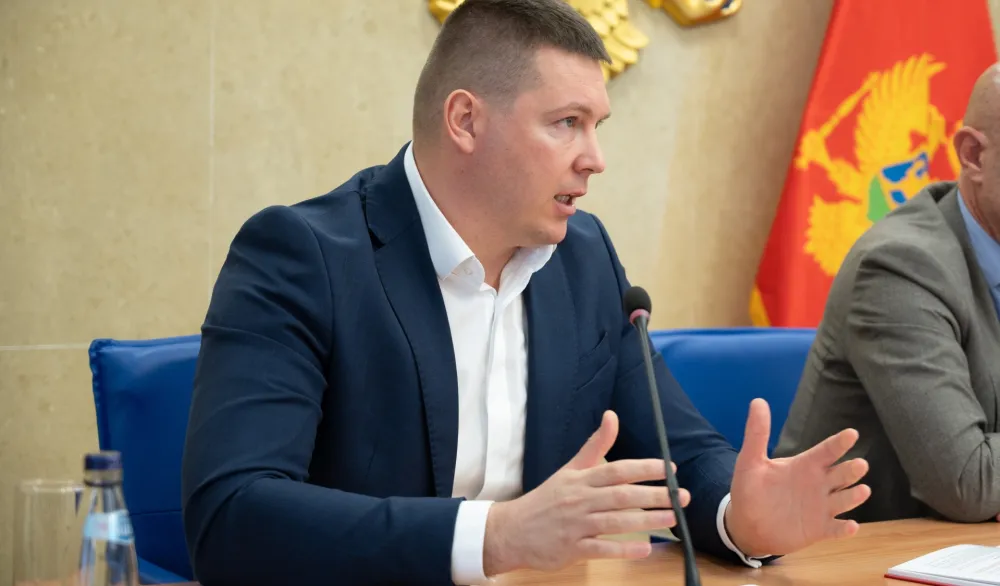 Adžić: Razrije&scaron;iti situaciju u vezi sa postupanjem policije i ANB-a