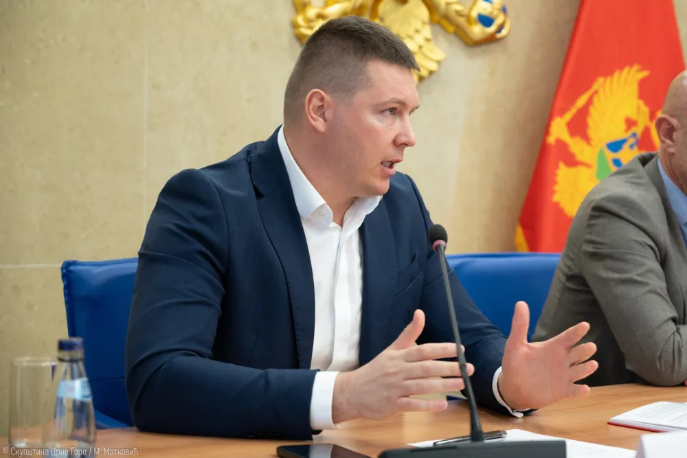 Adžić: Razrije&scaron;iti situaciju u vezi sa postupanjem policije i ANB-a