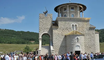 Окупљени око цркве Светог Антигоне подигнуте у спомен вучедолским јунацима