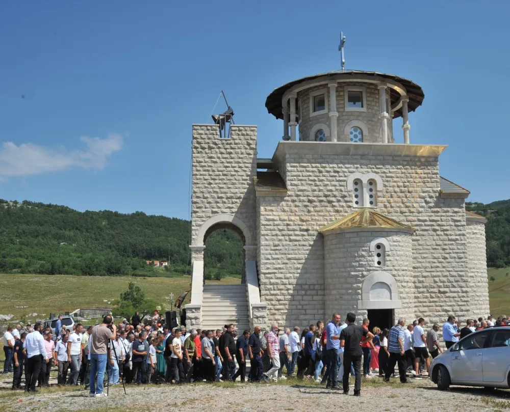 Окупљени око цркве Светог Антигоне подигнуте у спомен вучедолским јунацима