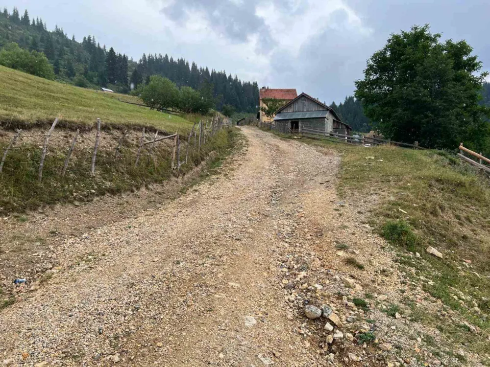 Put koji vodi do sela u lo&scaron;em stanju