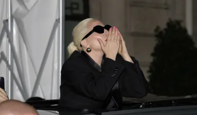 Lady Gaga predstavila novi album ispred hotela u Parizu