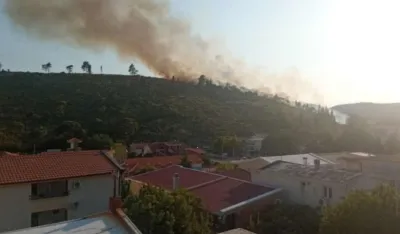 Požar na Golom Brdu kod Sutomora pod kontrolom, ali vjetar jo&scaron; nije stao