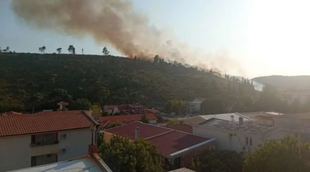 Požar na Golom Brdu kod Sutomora pod kontrolom, ali vjetar jo&scaron; nije stao