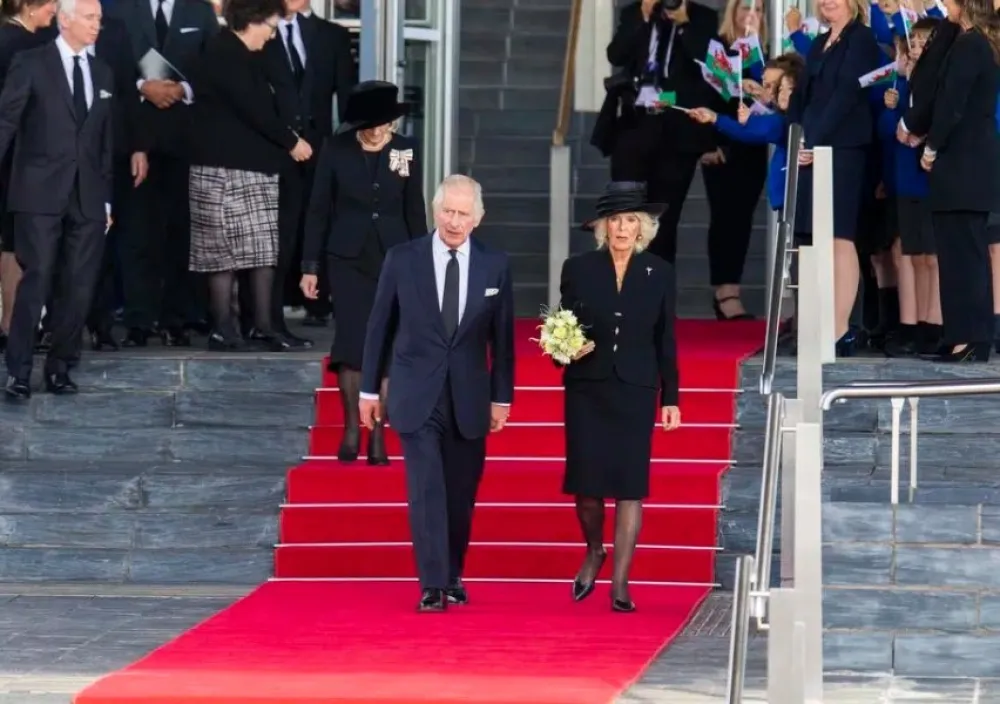 Večera za kralja Čarlsa ko&scaron;tala skoro 500.000: Makronov "diplomatski" minus od 8,3 miliona eura